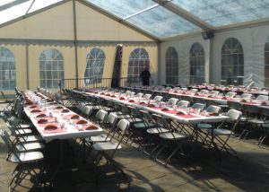 Carpa y mobiliario para actividades multitudinarias