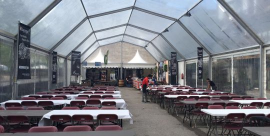 Mobiliario y carpa para comidas y celebraciones